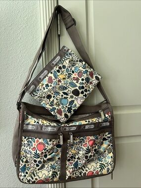 LeSportSac Deluxe Everyday LeSportsac Fox Mushroom shoulder bag with pouch